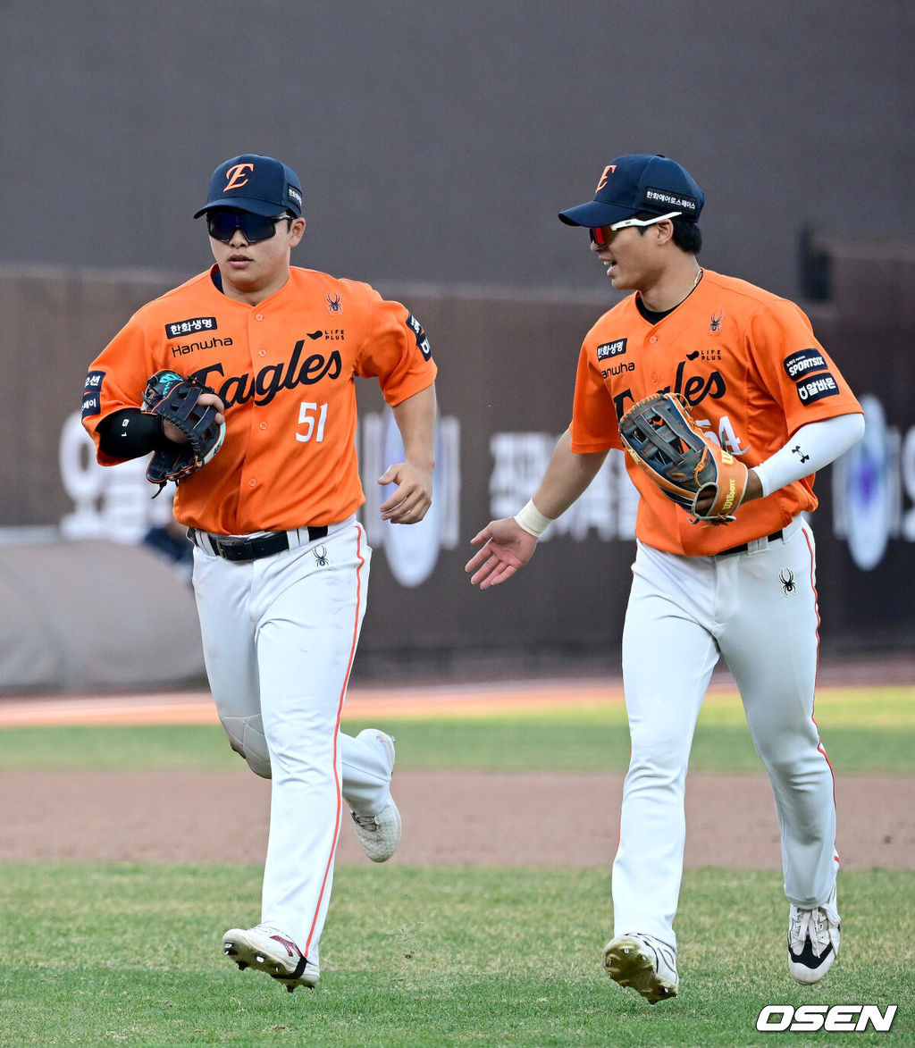 28일 대전 한화생명볼파크에서 ‘2026 신한 SOL KBO리그’ 개막전 한화 이글스와 키움 히어로즈의 맞대결이 열렸다.홈팀 한화는 윌켈 에르난데스, 방문팀 키움은 라울 알칸타라를 선발로 내세웠다. 연장 10회초 2사 주자없는 상황 키움 이주형의 뜬공 타구를 한화 좌익수 문현빈이 몸을 날려 잡아낸 뒤 더그아웃으로 향하고 있다. 2025.03.28 / dreamer@osen.co.kr