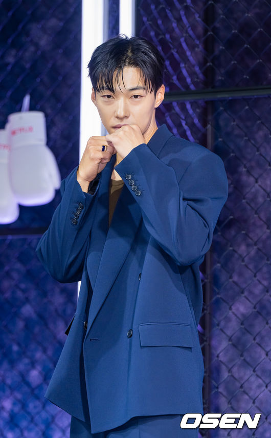 [OSEN=박준형 기자] 31일 오후 서울 중구 앰버서더 서울 풀만 호텔에서 넷플릭스 시리즈 '사냥개들' 시즌2(감독 김주환) 제작발표회가 진행됐다. 3년 만에 돌아온 ‘사냥개들’ 시즌2는 우도환과 이상이가 글로벌 불법 복싱 리그에 맞서고 정지훈이 강렬한 빌런으로 합류해 더 커진 스케일과 진화한 액션으로 통쾌한 카타르시스를 선사하는 이야기다.배우 우도환이 포즈를 취하고 있다.   2026.03.31 / soul1014@osen.co.kr