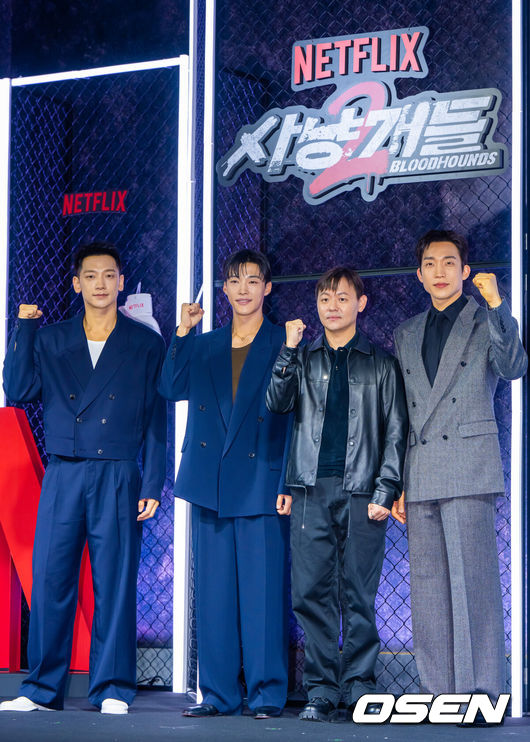 [OSEN=박준형 기자] 31일 오후 서울 중구 앰버서더 서울 풀만 호텔에서 넷플릭스 시리즈 '사냥개들' 시즌2(감독 김주환) 제작발표회가 진행됐다. 3년 만에 돌아온 ‘사냥개들’ 시즌2는 우도환과 이상이가 글로벌 불법 복싱 리그에 맞서고 정지훈이 강렬한 빌런으로 합류해 더 커진 스케일과 진화한 액션으로 통쾌한 카타르시스를 선사하는 이야기다.정지훈과 우도환, 김주환 감독, 이상이가 포즈를 취하고 있다.   2026.03.31 / soul1014@osen.co.kr