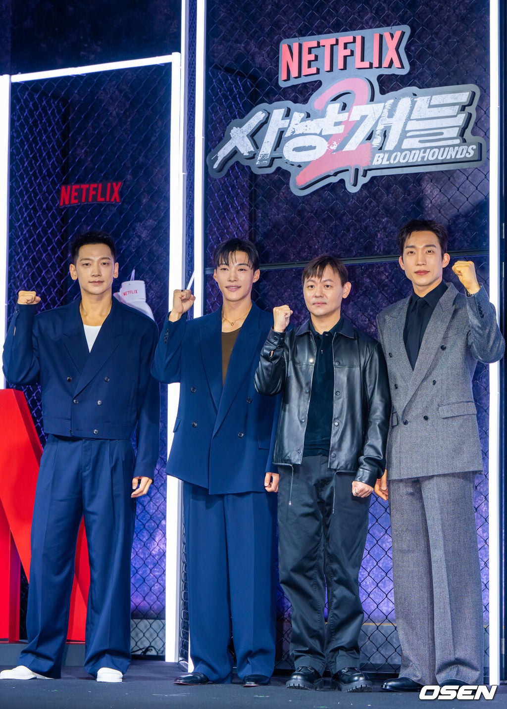 31일 오후 서울 중구 앰버서더 서울 풀만 호텔에서 넷플릭스 시리즈 '사냥개들' 시즌2(감독 김주환) 제작발표회가 진행됐다. 3년 만에 돌아온 ‘사냥개들’ 시즌2는 우도환과 이상이가 글로벌 불법 복싱 리그에 맞서고 정지훈이 강렬한 빌런으로 합류해 더 커진 스케일과 진화한 액션으로 통쾌한 카타르시스를 선사하는 이야기다.정지훈과 우도환, 김주환 감독, 이상이가 포즈를 취하고 있다. 2026.03.31 / soul1014@osen.co.kr