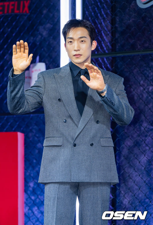 [OSEN=박준형 기자] 31일 오후 서울 중구 앰버서더 서울 풀만 호텔에서 넷플릭스 시리즈 '사냥개들' 시즌2(감독 김주환) 제작발표회가 진행됐다. 3년 만에 돌아온 ‘사냥개들’ 시즌2는 우도환과 이상이가 글로벌 불법 복싱 리그에 맞서고 정지훈이 강렬한 빌런으로 합류해 더 커진 스케일과 진화한 액션으로 통쾌한 카타르시스를 선사하는 이야기다.배우 이상이가 포즈를 취하고 있다.   2026.03.31 / soul1014@osen.co.kr