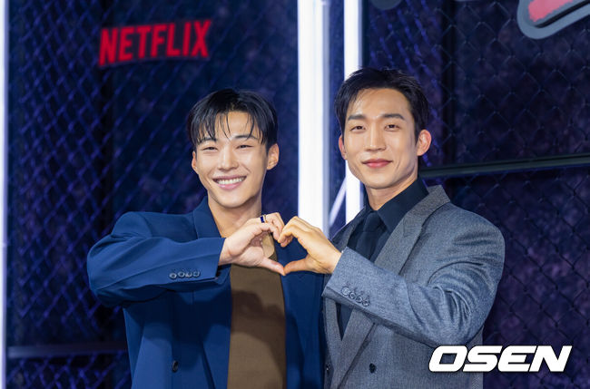 [OSEN=박준형 기자] 31일 오후 서울 중구 앰버서더 서울 풀만 호텔에서 넷플릭스 시리즈 '사냥개들' 시즌2(감독 김주환) 제작발표회가 진행됐다. 3년 만에 돌아온 ‘사냥개들’ 시즌2는 우도환과 이상이가 글로벌 불법 복싱 리그에 맞서고 정지훈이 강렬한 빌런으로 합류해 더 커진 스케일과 진화한 액션으로 통쾌한 카타르시스를 선사하는 이야기다.배우 우도환과 이상이가 포즈를 취하고 있다.   2026.03.31 / soul1014@osen.co.kr