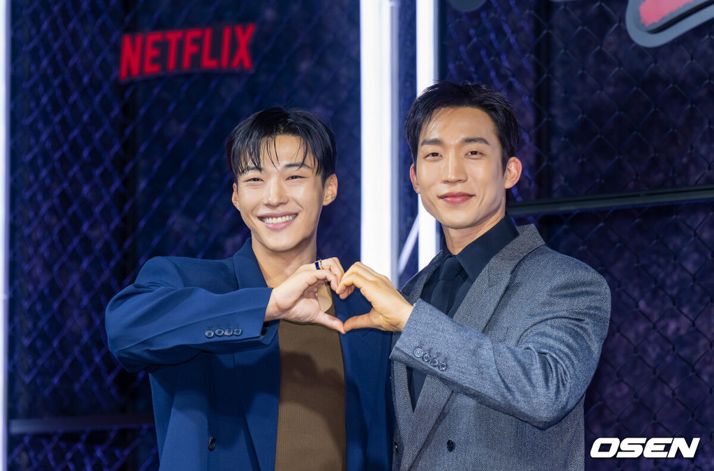 31일 오후 서울 중구 앰버서더 서울 풀만 호텔에서 넷플릭스 시리즈 '사냥개들' 시즌2(감독 김주환) 제작발표회가 진행됐다. 3년 만에 돌아온 ‘사냥개들’ 시즌2는 우도환과 이상이가 글로벌 불법 복싱 리그에 맞서고 정지훈이 강렬한 빌런으로 합류해 더 커진 스케일과 진화한 액션으로 통쾌한 카타르시스를 선사하는 이야기다.배우 우도환과 이상이가 포즈를 취하고 있다. 2026.03.31 / soul1014@osen.co.kr