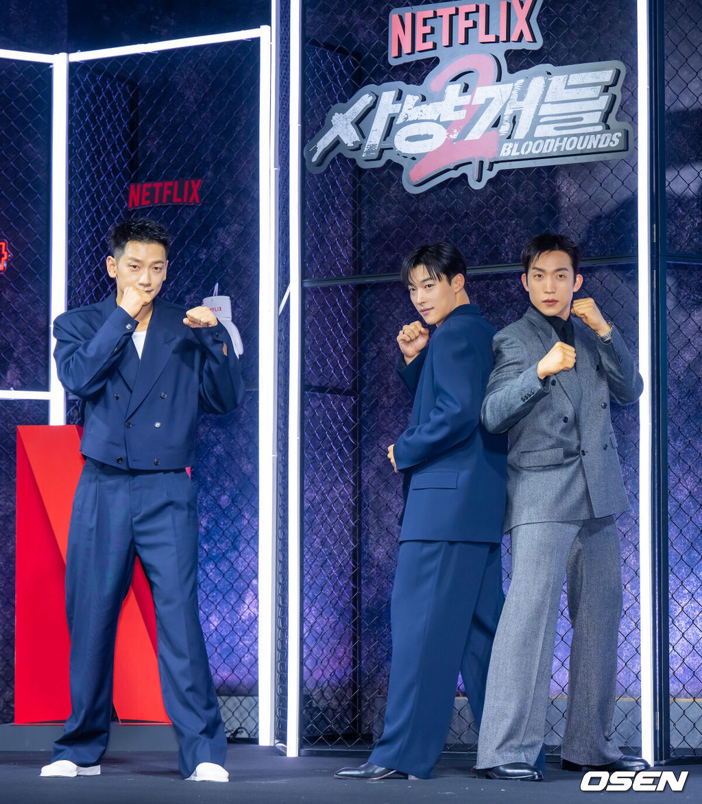 31일 오후 서울 중구 앰버서더 서울 풀만 호텔에서 넷플릭스 시리즈 '사냥개들' 시즌2(감독 김주환) 제작발표회가 진행됐다. 3년 만에 돌아온 ‘사냥개들’ 시즌2는 우도환과 이상이가 글로벌 불법 복싱 리그에 맞서고 정지훈이 강렬한 빌런으로 합류해 더 커진 스케일과 진화한 액션으로 통쾌한 카타르시스를 선사하는 이야기다.정지훈과 우도환, 이상이가 포즈를 취하고 있다. 2026.03.31 / soul1014@osen.co.kr