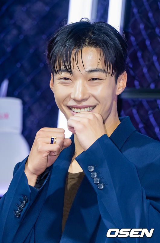 [OSEN=박준형 기자] 31일 오후 서울 중구 앰버서더 서울 풀만 호텔에서 넷플릭스 시리즈 '사냥개들' 시즌2(감독 김주환) 제작발표회가 진행됐다. 3년 만에 돌아온 ‘사냥개들’ 시즌2는 우도환과 이상이가 글로벌 불법 복싱 리그에 맞서고 정지훈이 강렬한 빌런으로 합류해 더 커진 스케일과 진화한 액션으로 통쾌한 카타르시스를 선사하는 이야기다.배우 우도환이 포즈를 취하고 있다.   2026.03.31 / soul1014@osen.co.kr