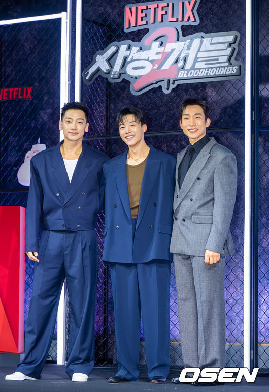 [OSEN=박준형 기자] 31일 오후 서울 중구 앰버서더 서울 풀만 호텔에서 넷플릭스 시리즈 '사냥개들' 시즌2(감독 김주환) 제작발표회가 진행됐다. 3년 만에 돌아온 ‘사냥개들’ 시즌2는 우도환과 이상이가 글로벌 불법 복싱 리그에 맞서고 정지훈이 강렬한 빌런으로 합류해 더 커진 스케일과 진화한 액션으로 통쾌한 카타르시스를 선사하는 이야기다.정지훈과 우도환, 이상이가 포즈를 취하고 있다.   2026.03.31 / soul1014@osen.co.kr