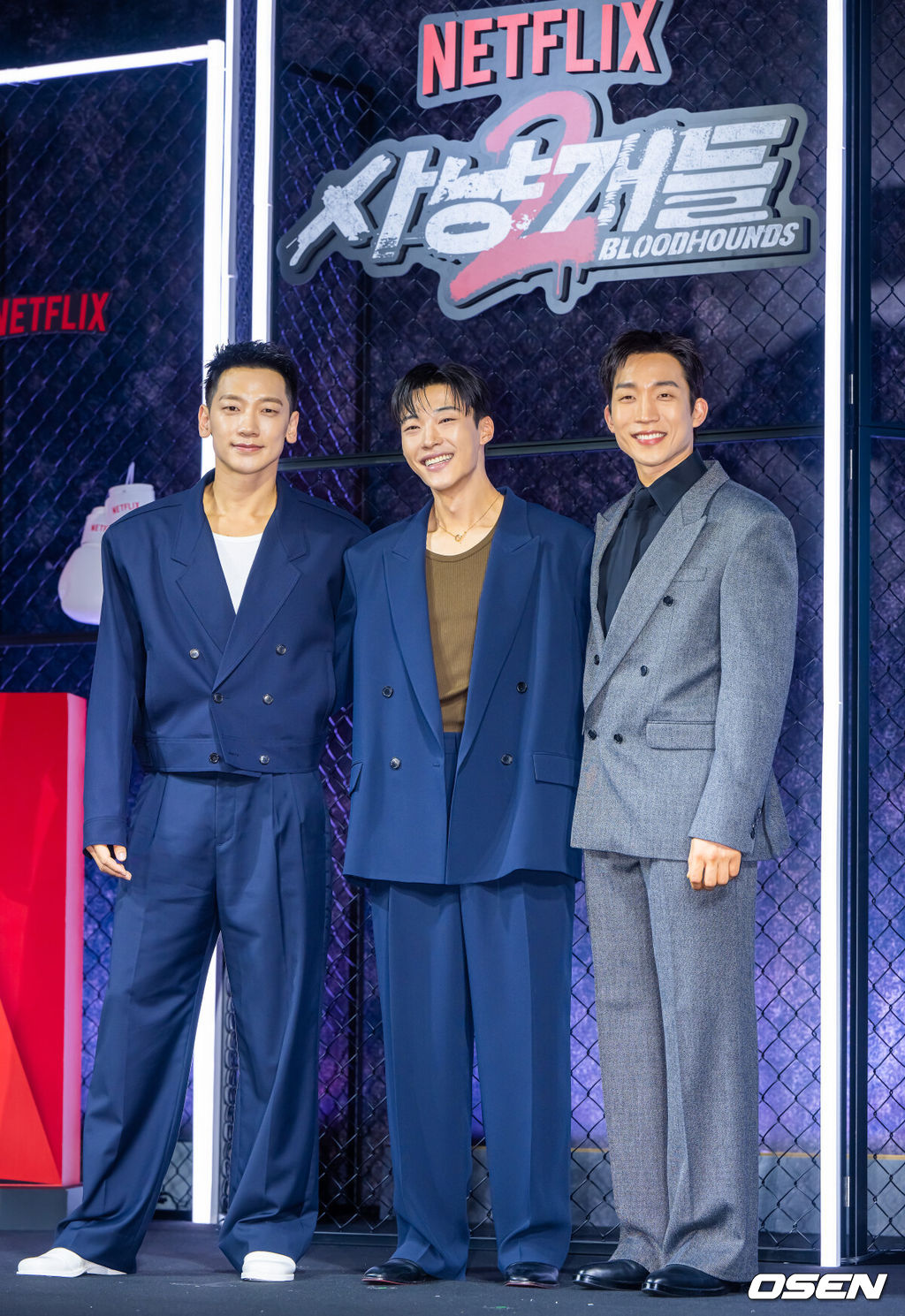 31일 오후 서울 중구 앰버서더 서울 풀만 호텔에서 넷플릭스 시리즈 '사냥개들' 시즌2(감독 김주환) 제작발표회가 진행됐다. 3년 만에 돌아온 ‘사냥개들’ 시즌2는 우도환과 이상이가 글로벌 불법 복싱 리그에 맞서고 정지훈이 강렬한 빌런으로 합류해 더 커진 스케일과 진화한 액션으로 통쾌한 카타르시스를 선사하는 이야기다.정지훈과 우도환, 이상이가 포즈를 취하고 있다. 2026.03.31 / soul1014@osen.co.kr