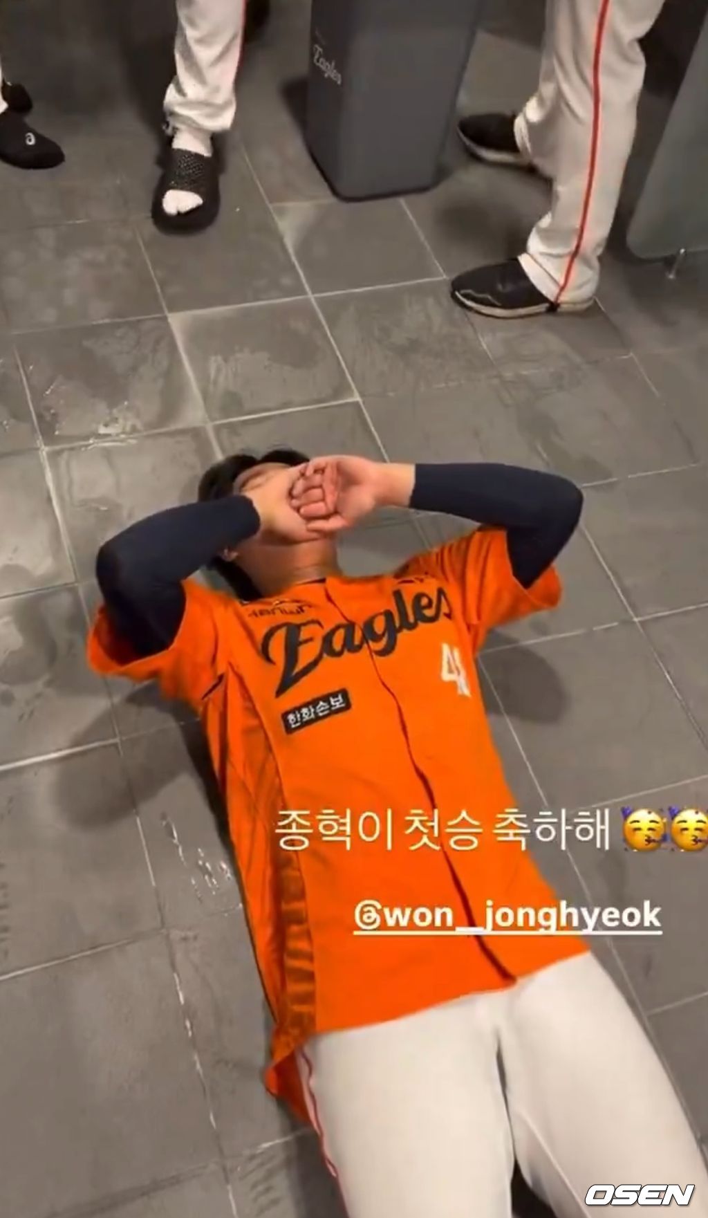 한화 이글스 원종혁이 28일 데뷔 첫 승을 달성한 후 동료들의 축하를 받고 있다. 인스타그램