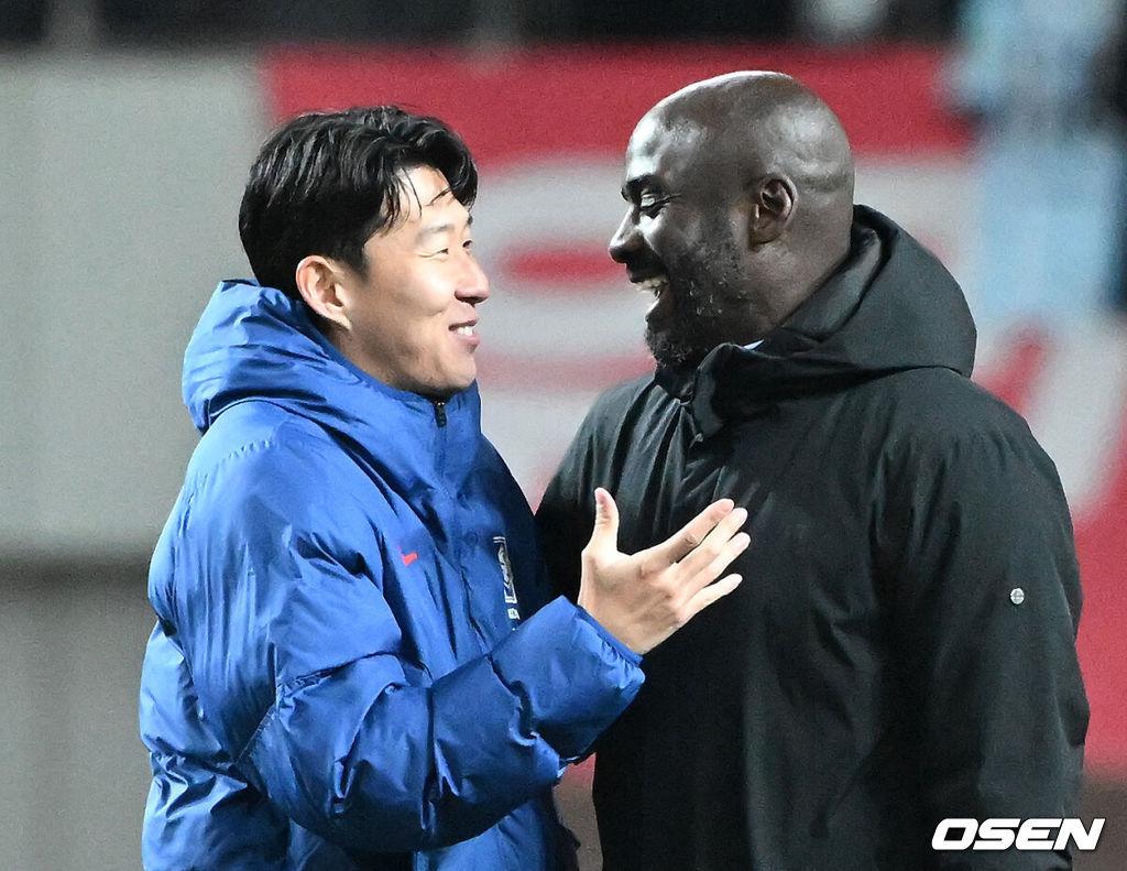 홍명보호가 어려운 경기 끝에 2025년 마지막 A매치를 승리로 장식했다.홍명보 감독이 이끄는 한국 축구대표팀은 18일 오후 8시 서울월드컵경기장에서 열린 11월 A매치 두 번째 친선경기에서 '아프리카 강호' 가나를 상대로 1-0 승리했다.내달 2026 국제축구연맹(FIFA) 북중미 월드컵 조 추첨을 앞두고 열리는 마지막 평가전이었다. 한국은 가나까지 잡아내면서 사상 최초로 월드컵 포트 2를 확정하게 됐다.경기 종료 후 대한민국 손흥민이 가나 오토 아도 감독과 이야기를 나누고 있다. 2025.11.18 /sunday@osen.co.kr