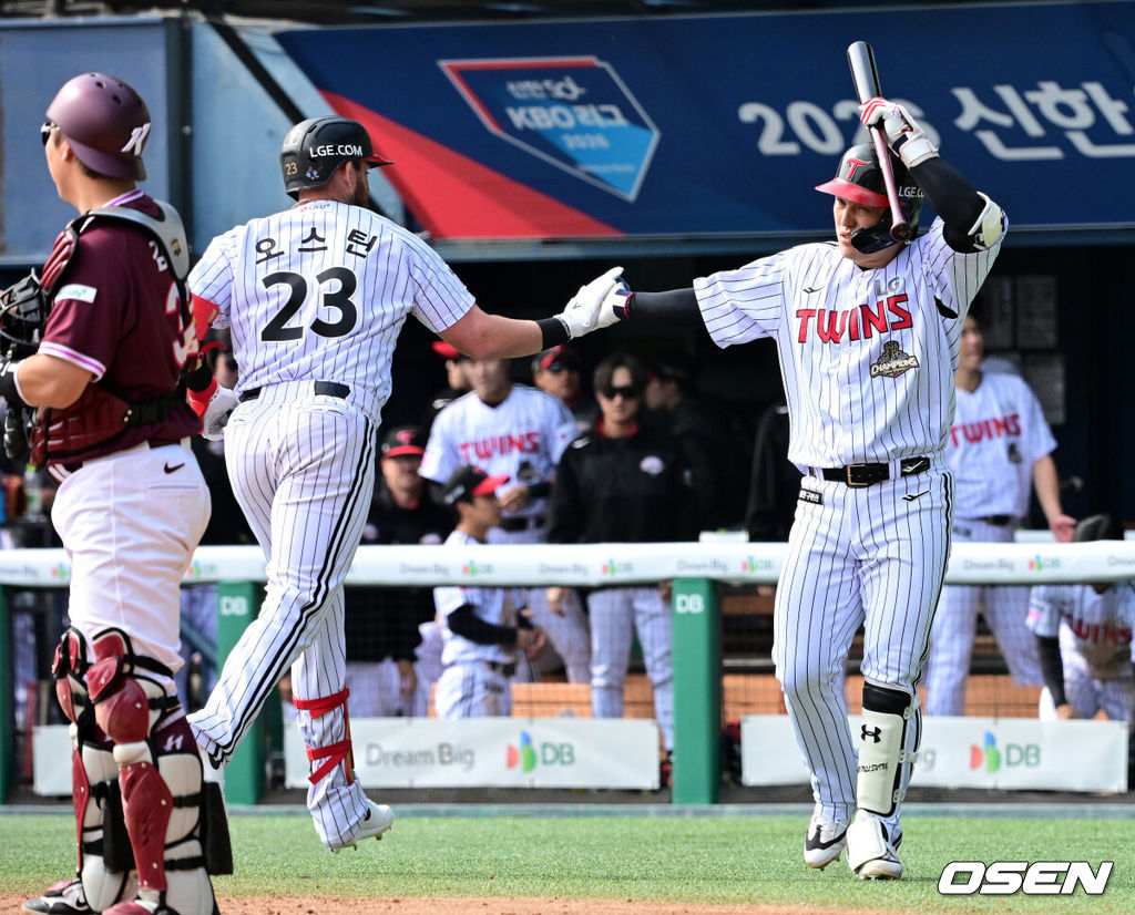 24일 서울 잠실야구장에서 ‘2026 신한 SOL KBO리그’ LG 트윈스와 키움 히어로즈의 시범경기가 열렸다.KBO리그 시범경기는 이날 마지막으로 마치고 오는 28일 잠실(KT-LG), 대전(키움-한화), 문학(KIA-SSG), 대구(롯데-삼성), 창원(두산-NC) 구장에서 2연전으로 대장정의 막을 올린다.6회말 2사에서 LG 오스틴이 중월 솔로포를 날리고 박동원과 하이파이브를 하고 있다. 2026.03.24 / jpnews@osen.co.kr