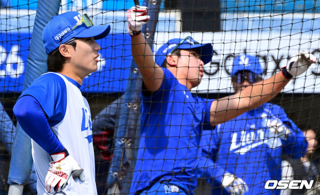 29일 대구삼성라이온즈파크에서 ‘2026 신한 SOL KBO 리그’ 삼성 라이온즈와 롯데 자이언츠의 개막전이 열린다.개막전 선발 투수로 삼성은 최원태를 롯데는 비슬리를 내세웠다.삼성 이재현이 김영웅의 타격 훈련을 지켜보고 있다. 2026.03.29 /cej@osen.co.kr