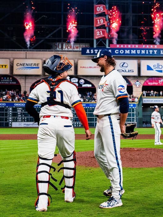 휴스턴 라이언 와이스(오른쪽)가 31일(한국시간) 보스턴전 승리 후 포수 야이너 디아즈와 기뻐하고 있다. /휴스턴 애스트로스 SNS
