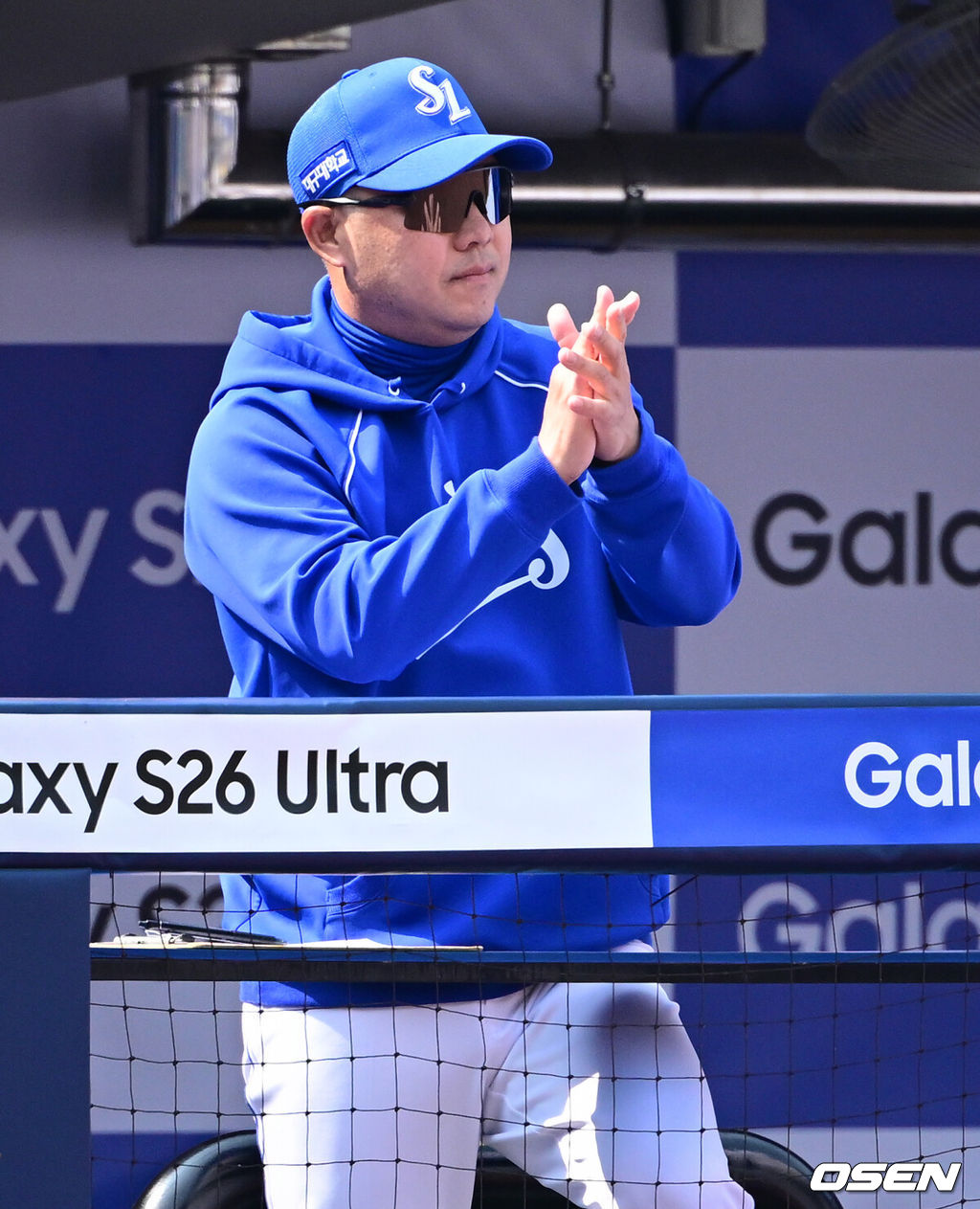 29일 대구삼성라이온즈파크에서 ‘2026 신한 SOL KBO 리그’ 삼성 라이온즈와 롯데 자이언츠의 개막시리즈 경기가 열렸다.개막전 선발 투수로 삼성은 최원태를 롯데는 비슬리를 내세웠다.삼성 박진만 감독이 박수를 보내고 있다. 2026.03.29 /cej@osen.co.kr