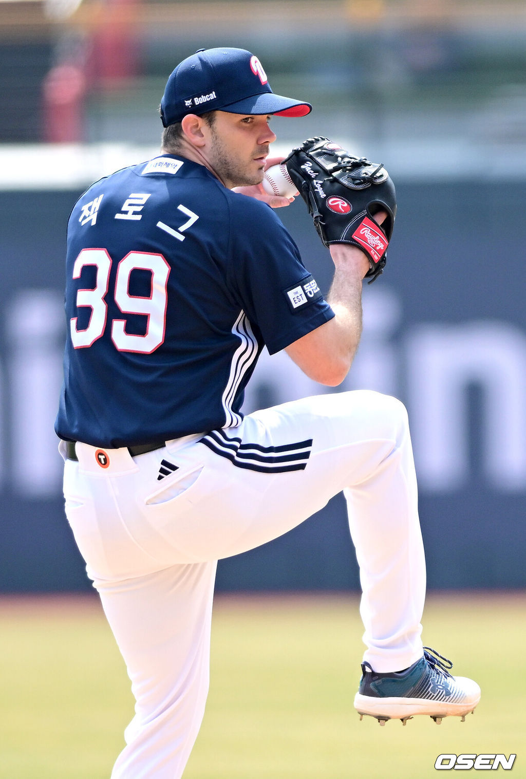 24일 경기도 수원 KT위즈파크에서 ‘2026 신한 SOL KBO리그’ KT 위즈와 두산 베어스의 시범경기가 열렸다.홈팀 KT는 케일럽 보쉴리, 방문팀 두산은 잭 로그를 선발로 내세웠다.1회말 두산 선발 잭로그가 힘차게 공을 뿌리고 있다. 2026.03.24 / dreamer@osen.co.kr