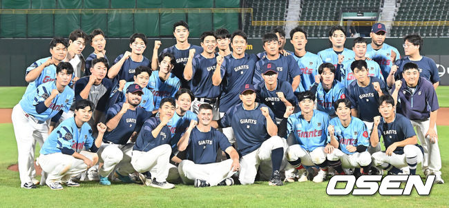 [OSEN=부산, 이석우 기자] 6일 부산 사직야구장에서 2025 신한 SOL 뱅크 KBO 리그 롯데 자이언츠와 KIA 타이거즈의 경기가 열렸다. 홈팀 롯데는 데이비슨이, 방문팀 KIA는 올러가 선발 출전했다.롯데 자이언츠 데이비슨이 롯데에서의 마지막 경기를 끝내고 동료 선수들과 기념촬영을 하고 있다. 2025.08.06 / foto0307@osen.co.kr