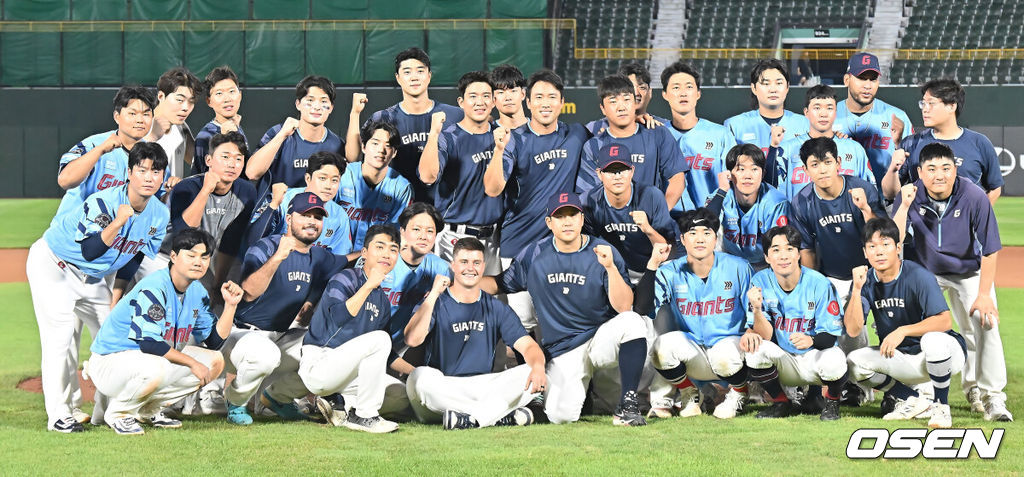 6일 부산 사직야구장에서 2025 신한 SOL 뱅크 KBO 리그 롯데 자이언츠와 KIA 타이거즈의 경기가 열렸다. 홈팀 롯데는 데이비슨이, 방문팀 KIA는 올러가 선발 출전했다.롯데 자이언츠 데이비슨이 롯데에서의 마지막 경기를 끝내고 동료 선수들과 기념촬영을 하고 있다. 2025.08.06 / foto0307@osen.co.kr