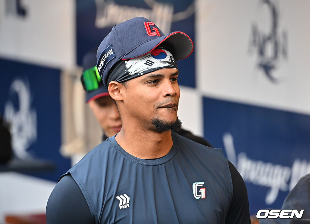 31일 창원NC파크에서 2026 신한 SOL KBO 리그 NC 다이노스와 롯데 자이언츠의 경기가 열린다. 홈팀 NC는 토다가, 방문팀 롯데는 박세웅이 선발 출전한다. 롯데 자이언츠 로드리게스가 태극기 머리띠를 하고 훈련에 나서고 있다. 2026.03.31 / foto0307@osen.co.kr