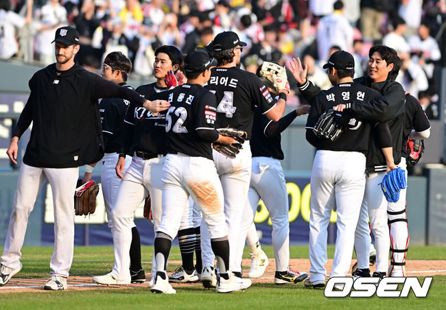 [OSEN=잠실, 지형준 기자] 프로야구 KT 위즈가 LG 트윈스 상대로 개막시리즈를 스윕했다.&nbsp;KT는 29일 서울 잠실구장에서 열린 2026 KBO리그 LG와 시즌 2차전에서 6-5로 승리했다. 허경민이 동점 투런 홈런을 터뜨렸고, 9회초 김현수가 좌익수 앞 땅볼로 결승타점을 올렸다. 9회말 박영현이 등판해 1점 차 리드를 지켜내며 이틀 연속 세이브를 챙겼다.&nbsp;KT 선수들이 승리를 기뻐하고 있다. 2026.03.29&nbsp;/ jpnews@osen.co.kr