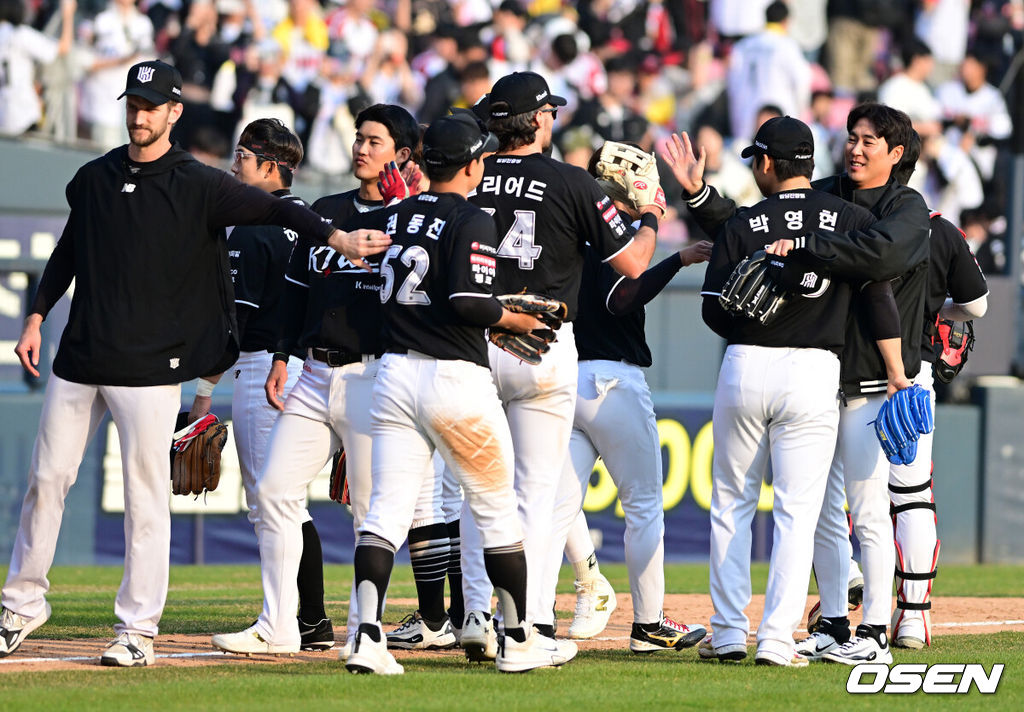 프로야구 KT 위즈가 LG 트윈스 상대로 개막시리즈를 스윕했다. KT는 29일 서울 잠실구장에서 열린 2026 KBO리그 LG와 시즌 2차전에서 6-5로 승리했다. 허경민이 동점 투런 홈런을 터뜨렸고, 9회초 김현수가 좌익수 앞 땅볼로 결승타점을 올렸다. 9회말 박영현이 등판해 1점 차 리드를 지켜내며 이틀 연속 세이브를 챙겼다. KT 선수들이 승리를 기뻐하고 있다. 2026.03.29 / jpnews@osen.co.kr