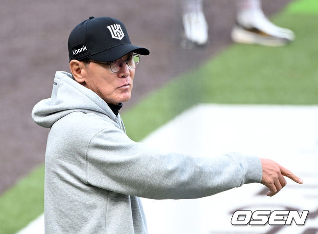 [OSEN=대전, 이대선 기자] 31일 대전 한화생명볼파크에서 2026 신한 SOL KBO리그 한화 이글스와 KT 위즈의 경기가 열렸다.이날 한화는 오웬 화이트, KT는 케일럽 보쉴리를 선발로 내세웠다.경기에 앞서 KT 이강철 감독이 한화 선수단과 이야기를 나누고 있다. 2026.03.31 /sunday@osen.co.kr
