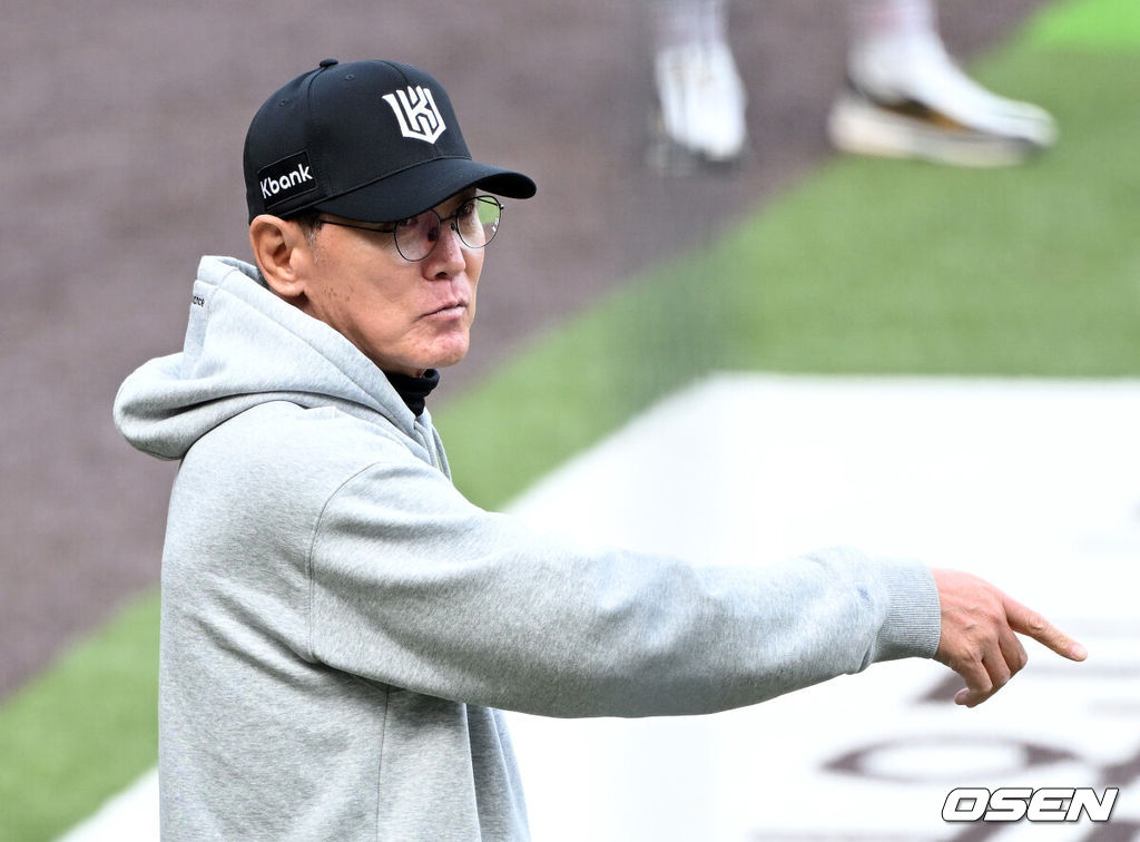 31일 대전 한화생명볼파크에서 2026 신한 SOL KBO리그 한화 이글스와 KT 위즈의 경기가 열렸다.이날 한화는 오웬 화이트, KT는 케일럽 보쉴리를 선발로 내세웠다.경기에 앞서 KT 이강철 감독이 한화 선수단과 이야기를 나누고 있다. 2026.03.31 /sunday@osen.co.kr