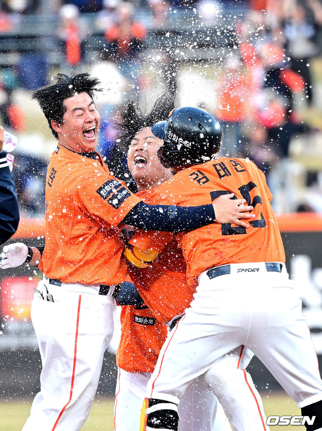 28일 대전 한화생명볼파크에서 ‘2026 신한 SOL KBO리그’ 개막전 한화 이글스와 키움 히어로즈의 맞대결이 열렸다.이날 경기는 연장 11회말 2사 2루에서 강백호가 끝내기 적시타를 뽑아애며 한화가 극적인 승리를 거뒀다. 연장 11회말 2사 2루 상황 한화 강백호가 끝내기 안타를 날린 뒤 노시환-김태연을 비롯한 동료들과 기뻐하고 있다. 2025.03.28 / dreamer@osen.co.kr