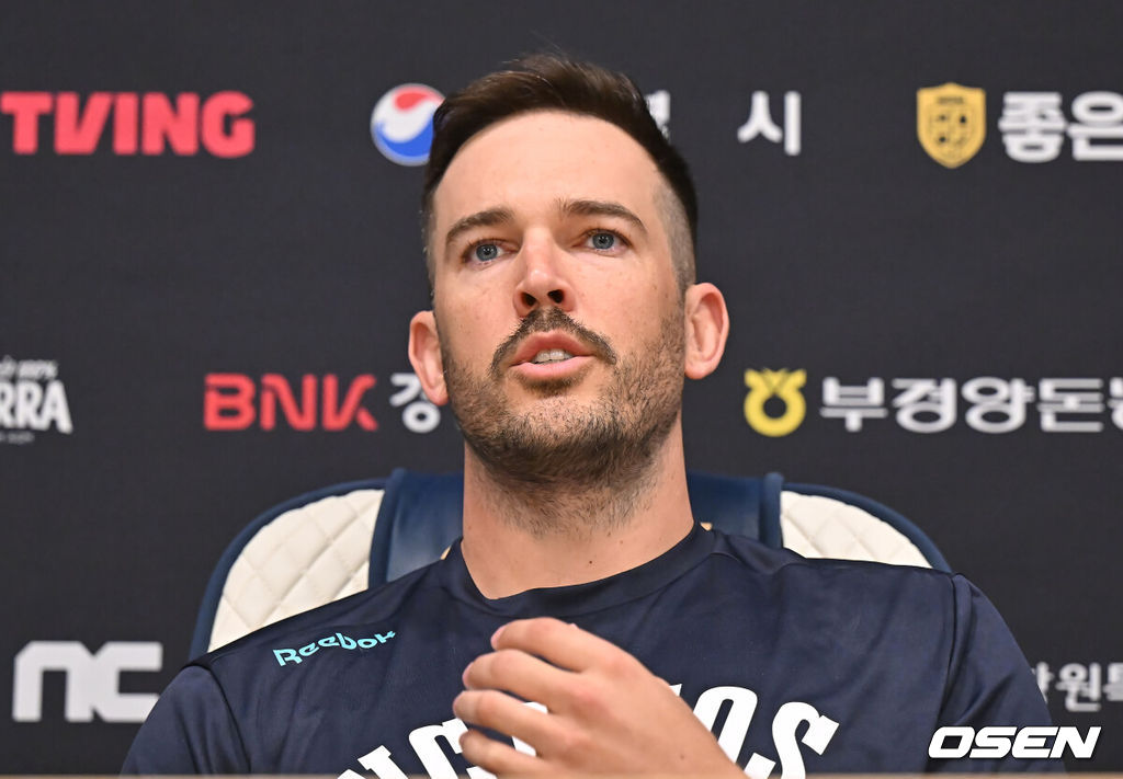 29일 창원NC파크에서 2026 신한 SOL KBO 리그 NC 다이노스와 두산 베어스의 경기가 열린다. 홈팀 NC는 테일러가, 방문팀 두산은 곽빈이 선발 출전한다. NC 다이노스 드류 버하겐이 인터뷰를 하고 있다. 2026.03.29 / foto0307@osen.co.kr