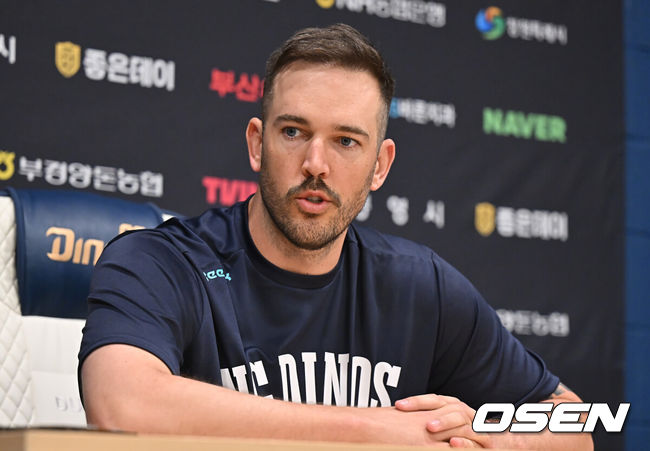 [OSEN=창원, 이석우 기자] 29일 창원NC파크에서 2026 신한 SOL KBO 리그 NC 다이노스와 두산 베어스의 경기가 열린다. 홈팀 NC는 테일러가, 방문팀 두산은 곽빈이 선발 출전한다. NC 다이노스 드류 버하겐이 인터뷰를 하고 있다. 2026.03.29 / foto0307@osen.co.kr