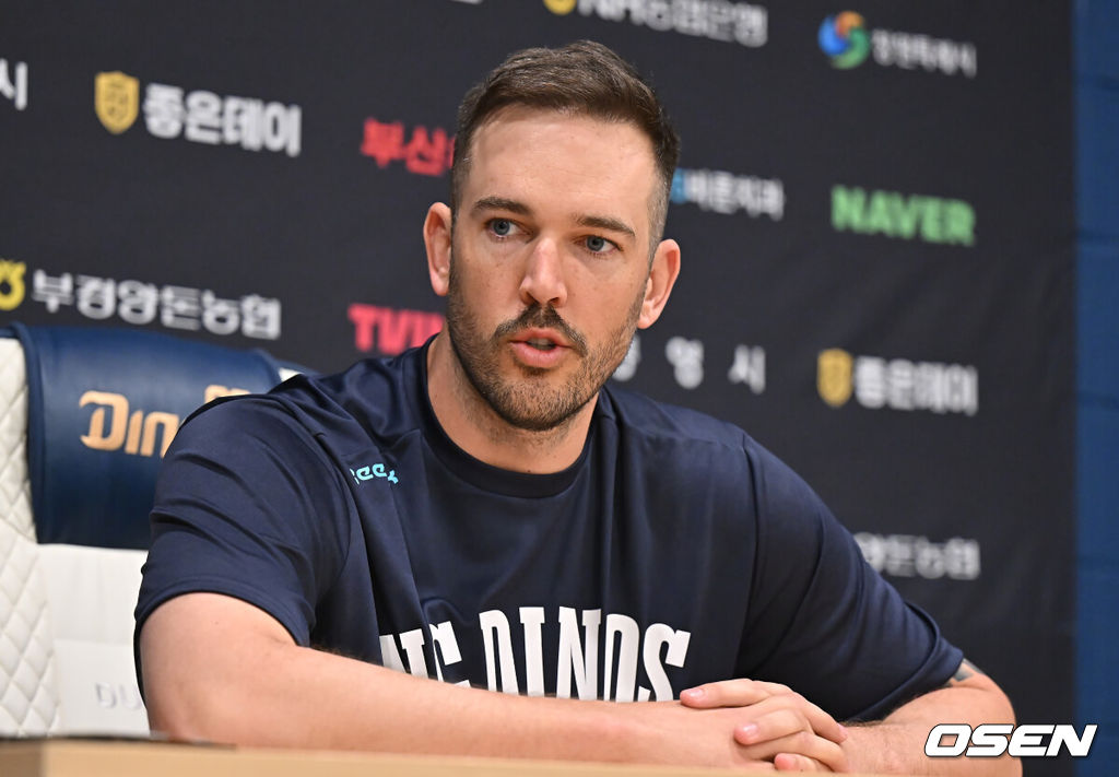 29일 창원NC파크에서 2026 신한 SOL KBO 리그 NC 다이노스와 두산 베어스의 경기가 열린다. 홈팀 NC는 테일러가, 방문팀 두산은 곽빈이 선발 출전한다. NC 다이노스 드류 버하겐이 인터뷰를 하고 있다. 2026.03.29 / foto0307@osen.co.kr