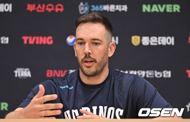 [OSEN=창원, 이석우 기자] 29일 창원NC파크에서 2026 신한 SOL KBO 리그 NC 다이노스와 두산 베어스의 경기가 열린다. 홈팀 NC는 테일러가, 방문팀 두산은 곽빈이 선발 출전한다. NC 다이노스 드류 버하겐이 인터뷰를 하고 있다. 2026.03.29 / foto0307@osen.co.kr