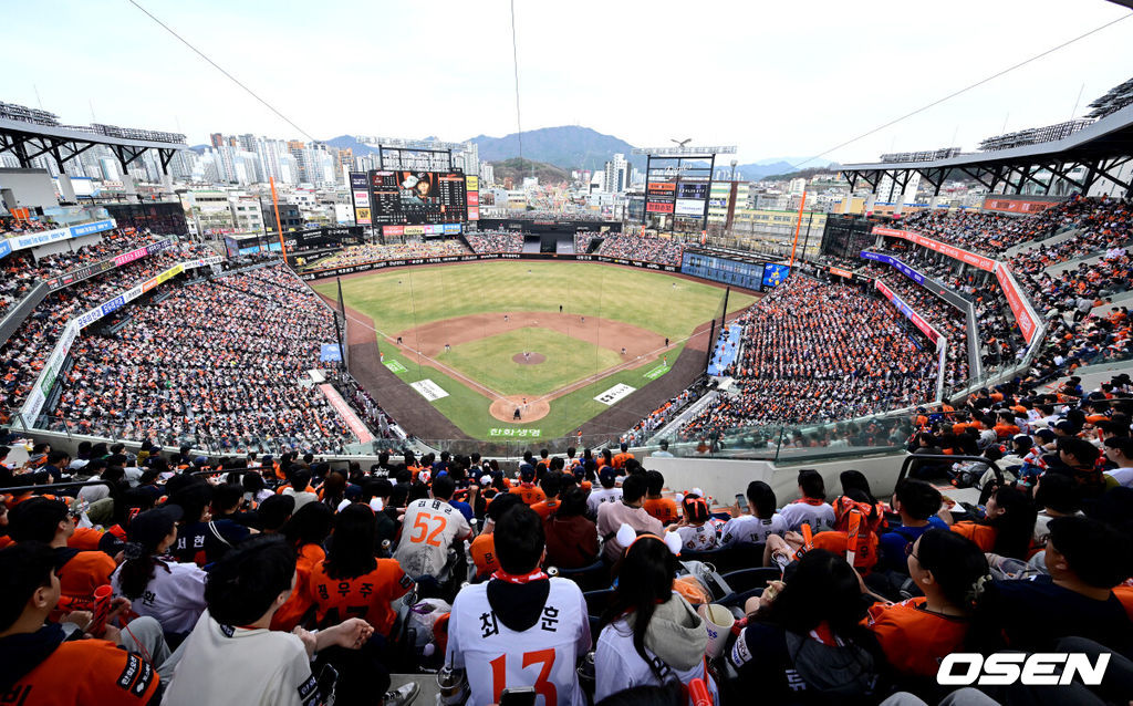 29일 대전 한화생명볼파크에서 ‘2026 신한 SOL KBO리그’ 한화 이글스와 키움 히어로즈의 경기가 열렸다.홈팀 한화는 왕옌청, 방문팀 키움은 하영민을 선발로 내세웠다. 만원 관중을 이룬 대전 한화생명 볼파크의 모습. 2025.03.29 / dreamer@osen.co.kr