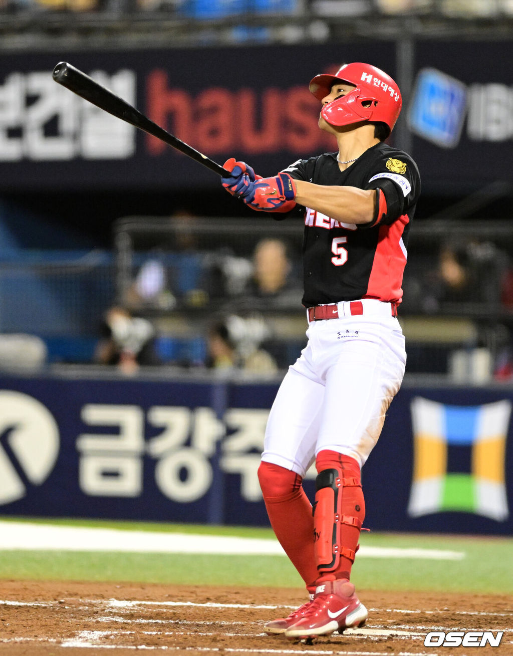 31일 서울 잠실야구장에서 2026 신한 SOL KBO리그 LG 트윈스와 KIA 타이거즈즈의 경기가 열렸다. 이날 LG는 톨허스트, KIA는 아담 올러를 선발로 내세웠다.2회초 2사 2루에서 KIA 김도영이 좌월 투런포를 날리고 있다. 2026.03.31 / jpnews@osen.co.kr