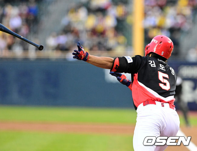 [OSEN=잠실, 지형준 기자] 31일 서울 잠실야구장에서 2026 신한 SOL KBO리그 LG 트윈스와 KIA 타이거즈즈의 경기가 열렸다. 이날 LG는 톨허스트, KIA는 아담 올러를 선발로 내세웠다.1회초 1사 2루에서 KIA 김도영이 선제 적시타를 날리고 있다. 2026.03.31&nbsp;/ jpnews@osen.co.kr