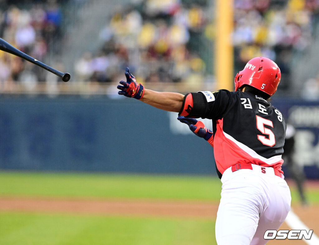 31일 서울 잠실야구장에서 2026 신한 SOL KBO리그 LG 트윈스와 KIA 타이거즈즈의 경기가 열렸다. 이날 LG는 톨허스트, KIA는 아담 올러를 선발로 내세웠다.1회초 1사 2루에서 KIA 김도영이 선제 적시타를 날리고 있다. 2026.03.31 / jpnews@osen.co.kr