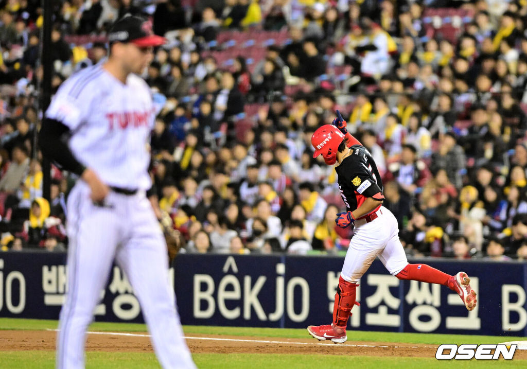 31일 서울 잠실야구장에서 2026 신한 SOL KBO리그 LG 트윈스와 KIA 타이거즈즈의 경기가 열렸다. 이날 LG는 톨허스트, KIA는 아담 올러를 선발로 내세웠다.2회초 2사 2루에서 KIA 김도영이 좌월 투런포를 날리며 기뻐하고 있다. 2026.03.31 / jpnews@osen.co.kr