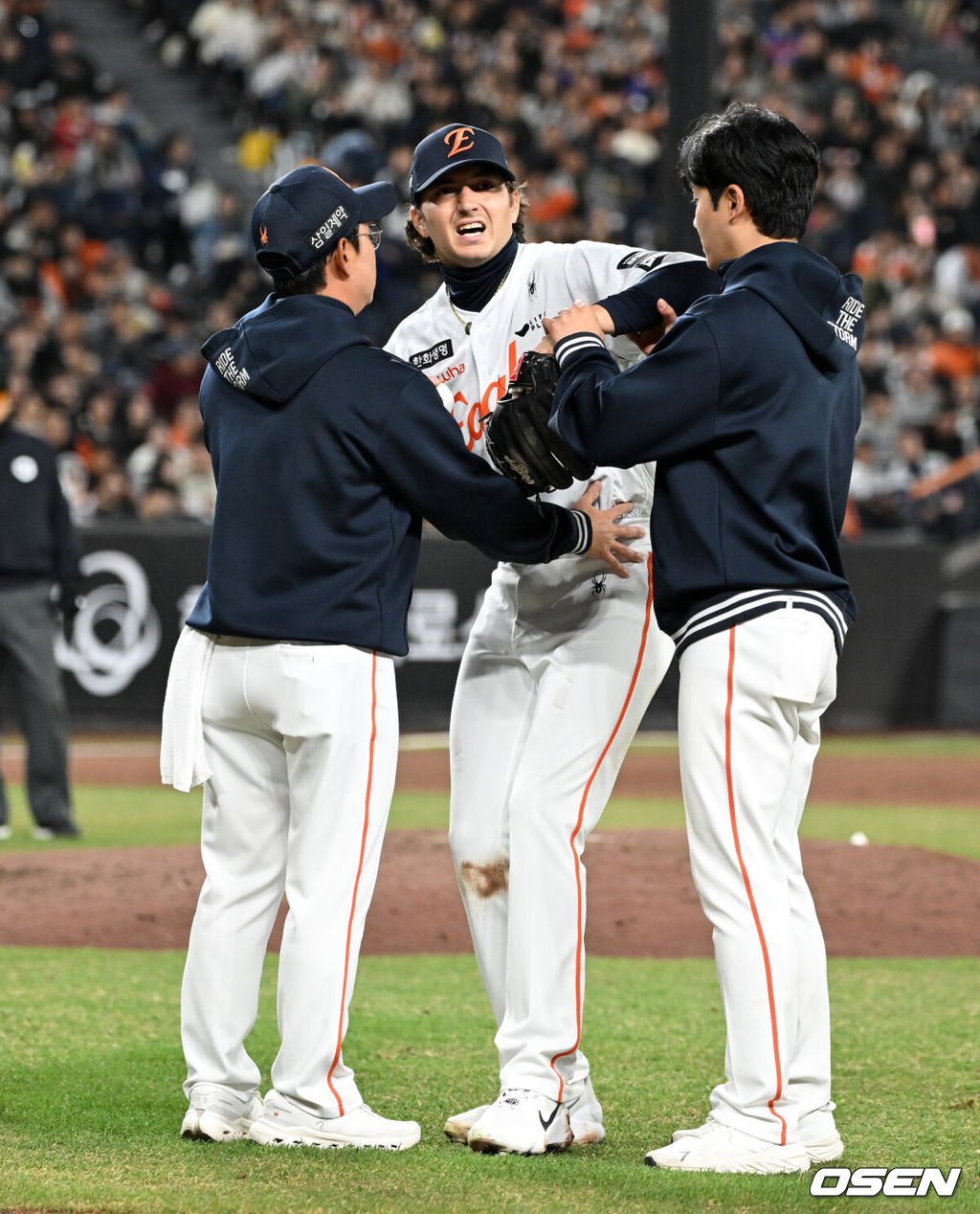 31일 대전 한화생명볼파크에서 2026 신한 SOL KBO리그 한화 이글스와 KT 위즈의 경기가 열렸다.이날 한화는 오웬 화이트, KT는 케일럽 보쉴리를 선발로 내세웠다.3회초 무사 1,2루에서 한화 화이트가 수비 과정에서 부상을 당하며 교체되고 있다. 2026.03.31 /sunday@osen.co.kr