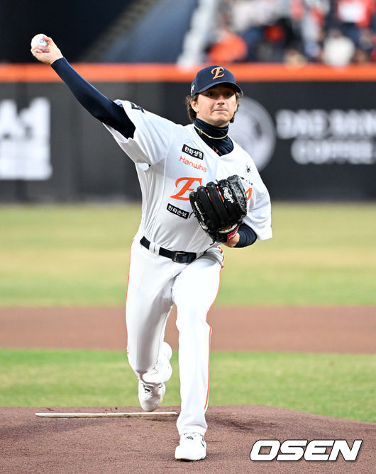 [OSEN=대전, 이대선 기자] 31일 대전 한화생명볼파크에서 2026 신한 SOL KBO리그 한화 이글스와 KT 위즈의 경기가 열렸다.이날 한화는 오웬 화이트, KT는 케일럽 보쉴리를 선발로 내세웠다.1회초 무사에서 한화 선발투수 화이트가 역투하고 있다. 2026.03.31 /sunday@osen.co.kr