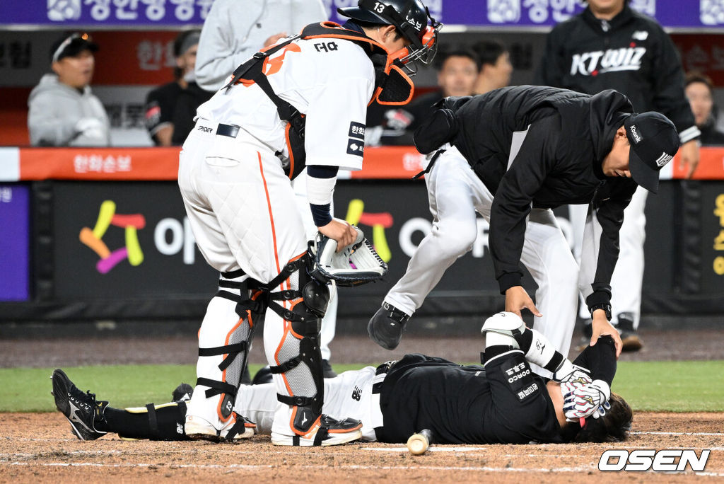 31일 대전 한화생명볼파크에서 2026 신한 SOL KBO리그 한화 이글스와 KT 위즈의 경기가 열렸다.이날 한화는 오웬 화이트, KT는 케일럽 보쉴리를 선발로 내세웠다.5회초 1사 1,2루에서 KT 허경민이 한화 엄상백 투구에 머리를 맞고 있다. 2026.03.31 /sunday@osen.co.kr