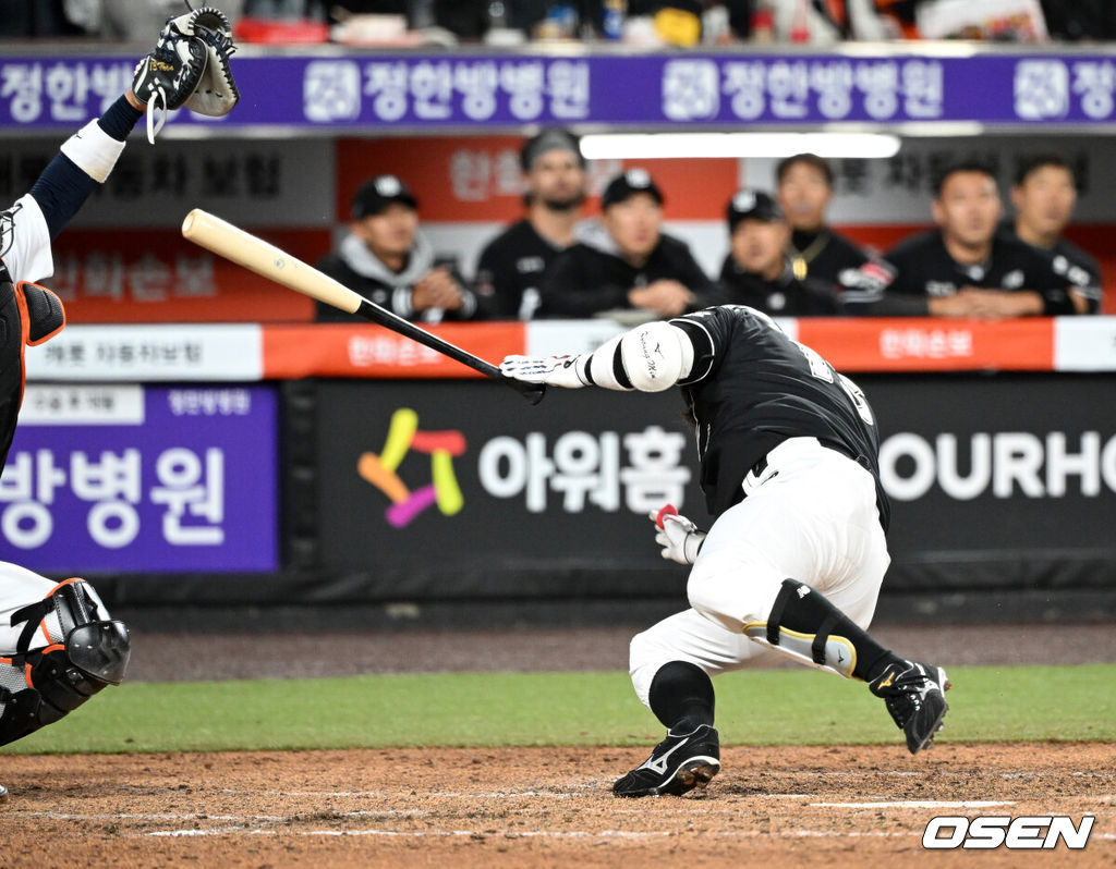 31일 대전 한화생명볼파크에서 2026 신한 SOL KBO리그 한화 이글스와 KT 위즈의 경기가 열렸다.이날 한화는 오웬 화이트, KT는 케일럽 보쉴리를 선발로 내세웠다.5회초 1사 1,2루에서 KT 허경민이 한화 엄상백 투구에 머리를 맞고 있다. 2026.03.31 /sunday@osen.co.kr