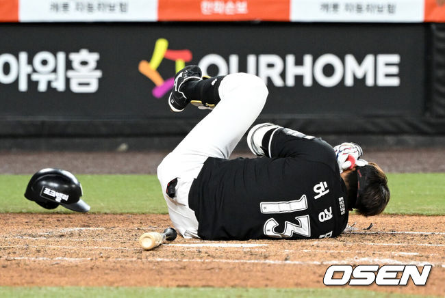 [OSEN=대전, 이대선 기자] 31일 대전 한화생명볼파크에서 2026 신한 SOL KBO리그 한화 이글스와 KT 위즈의 경기가 열렸다.이날 한화는 오웬 화이트, KT는 케일럽 보쉴리를 선발로 내세웠다.5회초 1사 1,2루에서 KT 허경민이 한화 엄상백 투구에 머리를 맞고 있다. 2026.03.31 /sunday@osen.co.kr