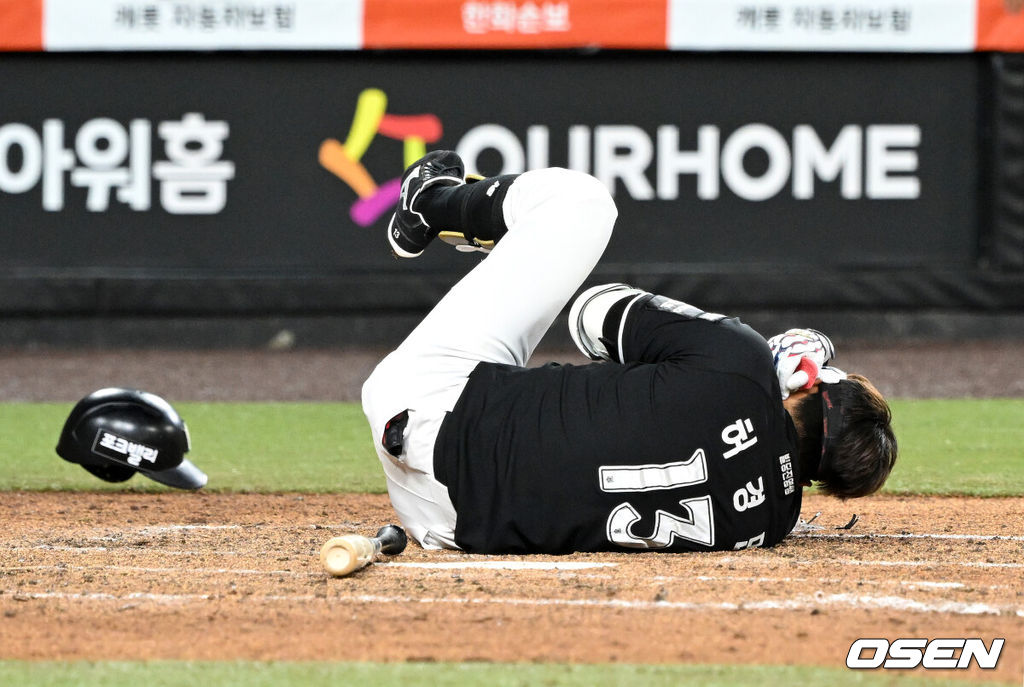 31일 대전 한화생명볼파크에서 2026 신한 SOL KBO리그 한화 이글스와 KT 위즈의 경기가 열렸다.이날 한화는 오웬 화이트, KT는 케일럽 보쉴리를 선발로 내세웠다.5회초 1사 1,2루에서 KT 허경민이 한화 엄상백 투구에 머리를 맞고 있다. 2026.03.31 /sunday@osen.co.kr