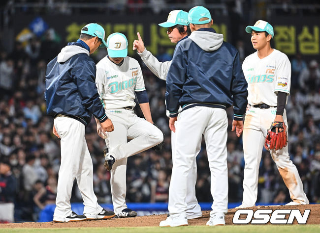 [OSEN=창원, 이석우 기자] 31일 창원NC파크에서 2026 신한 SOL KBO 리그 NC 다이노스와 롯데 자이언츠의 경기가 열렸다. 홈팀 NC는 토다가, 방문팀 롯데는 박세웅이 선발 출전했다. NC 다이노스 선발투수 토다가 3회초 2사 1,2루 롯데 자이언츠 전준우의 타구에 발을 맞고 괜찮다며 보여주고 있다. 2026.03.31 / foto0307@osen.co.kr