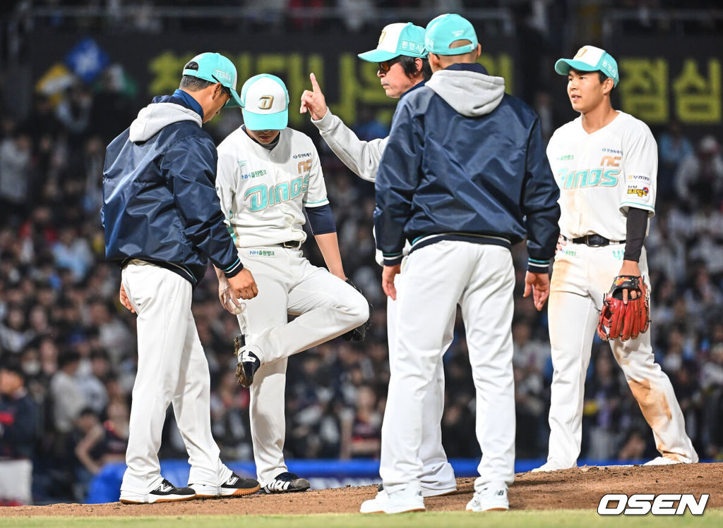 31일 창원NC파크에서 2026 신한 SOL KBO 리그 NC 다이노스와 롯데 자이언츠의 경기가 열렸다. 홈팀 NC는 토다가, 방문팀 롯데는 박세웅이 선발 출전했다. NC 다이노스 선발투수 토다가 3회초 2사 1,2루 롯데 자이언츠 전준우의 타구에 발을 맞고 괜찮다며 보여주고 있다. 2026.03.31 / foto0307@osen.co.kr