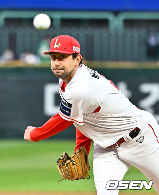 [OSEN=인천, 박준형 기자]  31일 오후 인천 SSG랜더스필드에서 2026 신한 SOL KBO리그&nbsp;SSG 랜더스와 키움 히어로즈의 경기가 진행됐다.이날 SSG는 베니지아노를, 키움은 와일스를 선발투수로 내세웠다. 1회초 SSG 선발투수 베니지아노가 역투하고 있다.   2026.03.31 / soul1014@osen.co.kr