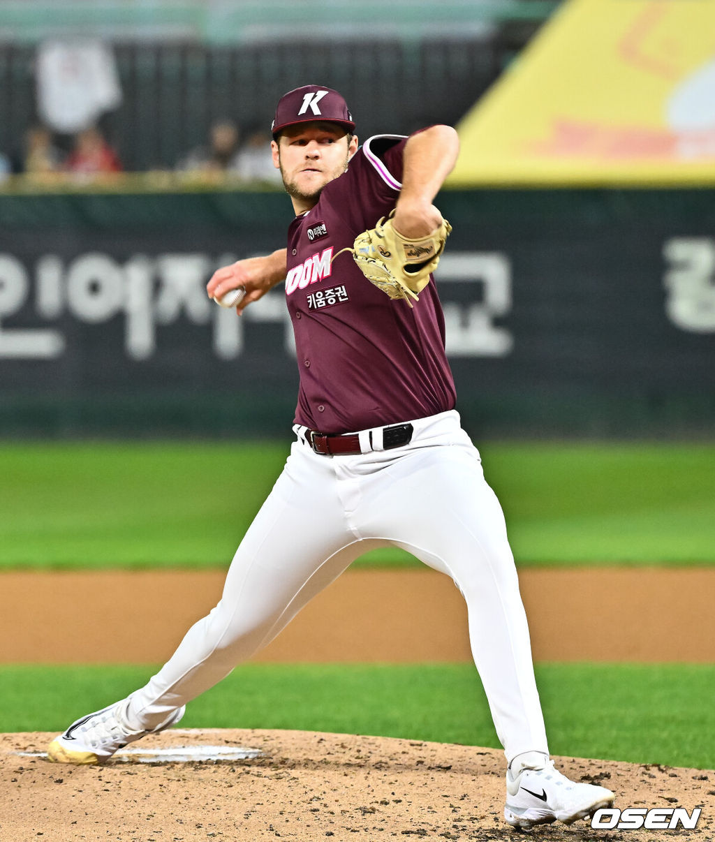 31일 오후 인천 SSG랜더스필드에서 2026 신한 SOL KBO리그 SSG 랜더스와 키움 히어로즈의 경기가 진행됐다.이날 SSG는 베니지아노를, 키움은 와일스를 선발투수로 내세웠다. 3회말 키움 선발투수 와일스가 역투하고 있다. 2026.03.31 / soul1014@osen.co.kr