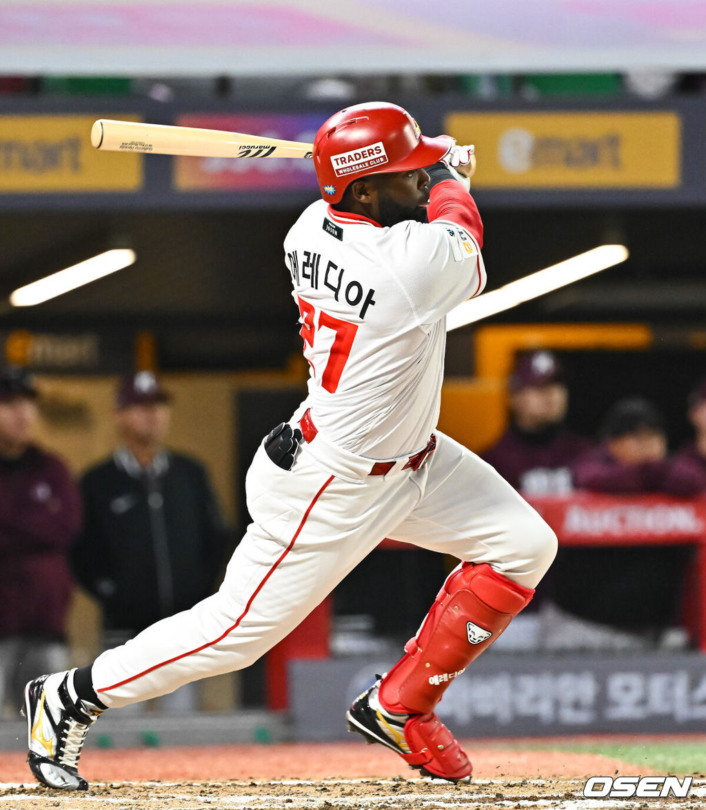 31일 오후 인천 SSG랜더스필드에서 2026 신한 SOL KBO리그 SSG 랜더스와 키움 히어로즈의 경기가 진행됐다.이날 SSG는 베니지아노를, 키움은 와일스를 선발투수로 내세웠다. 6회말 SSG 선두타자 에레디아가 안타를 날리고 있다. 2026.03.31 / soul1014@osen.co.kr