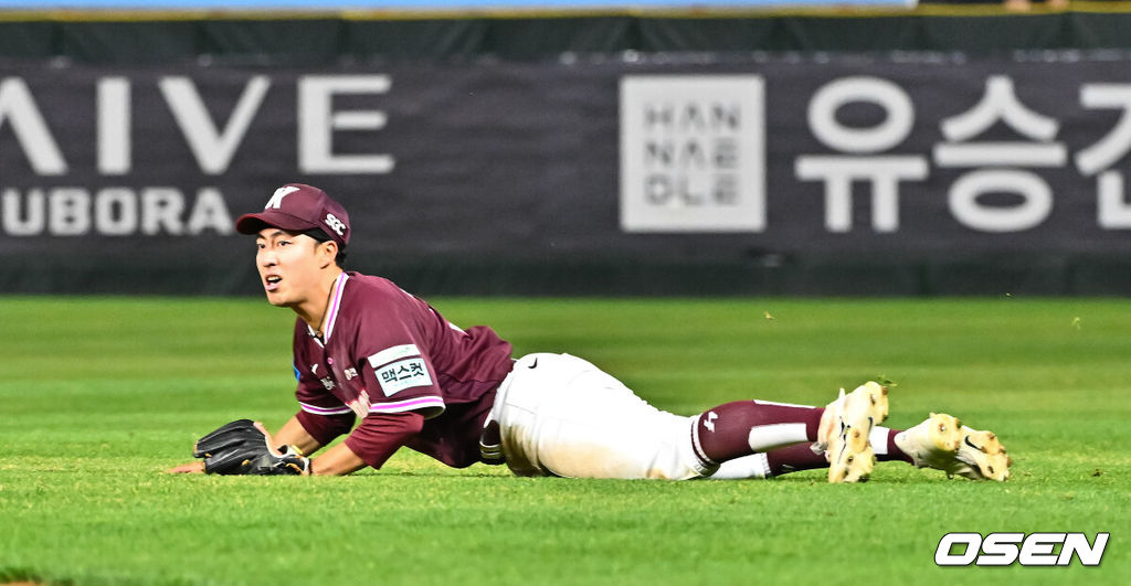 31일 오후 인천 SSG랜더스필드에서 2026 신한 SOL KBO리그 SSG 랜더스와 키움 히어로즈의 경기가 진행됐다.이날 SSG는 베니지아노를, 키움은 와일스를 선발투수로 내세웠다. 6회말 2사 2루 SSG 한유섬의 내야땅볼때 최재영 2루수가 포구 실책한뒤 1루 송구하고 있다. 2026.03.31 / soul1014@osen.co.kr