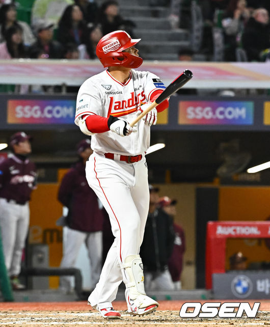 [OSEN=인천, 박준형 기자]  31일 오후 인천 SSG랜더스필드에서 2026 신한 SOL KBO리그&nbsp;SSG 랜더스와 키움 히어로즈의 경기가 진행됐다.이날 SSG는 베니지아노를, 키움은 와일스를 선발투수로 내세웠다. 7회말 1사 1,2루 SSG 김재환이 3점 홈런을 날리고 있다.  2026.03.31 / soul1014@osen.co.kr