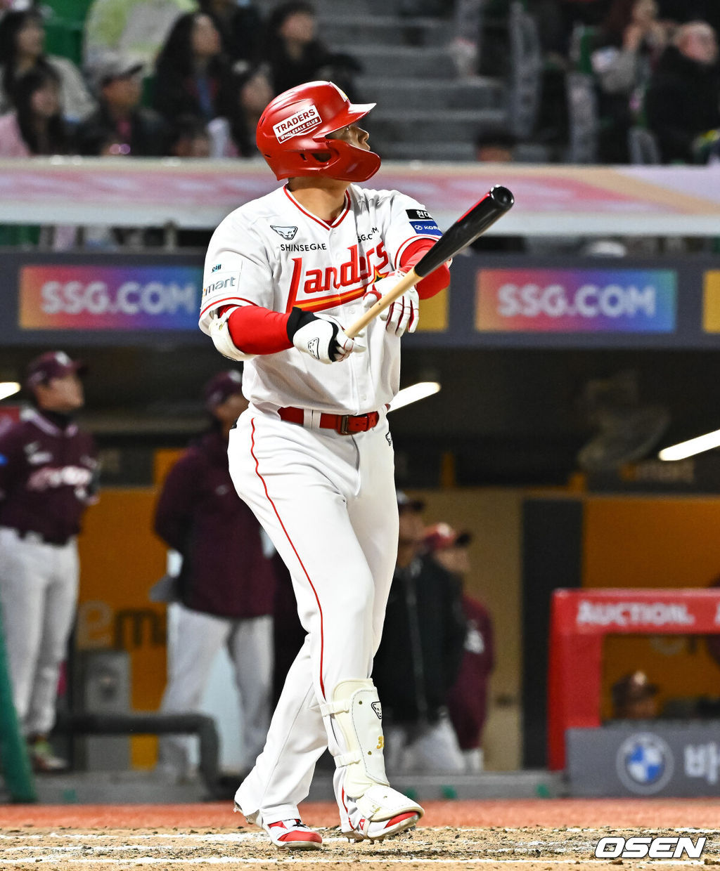 31일 오후 인천 SSG랜더스필드에서 2026 신한 SOL KBO리그 SSG 랜더스와 키움 히어로즈의 경기가 진행됐다.이날 SSG는 베니지아노를, 키움은 와일스를 선발투수로 내세웠다. 7회말 1사 1,2루 SSG 김재환이 3점 홈런을 날리고 있다. 2026.03.31 / soul1014@osen.co.kr