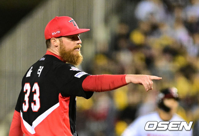 [OSEN=잠실, 지형준 기자] 31일 서울 잠실야구장에서 2026 신한 SOL KBO리그 LG 트윈스와 KIA 타이거즈즈의 경기가 열렸다. 이날 LG는 톨허스트, KIA는 아담 올러를 선발로 내세웠다.6회말 2사 1루에서 KIA 올러가 LG 신민재 타석에 체크 스윙 여부를 체크하고 있다. 2026.03.31&nbsp;/ jpnews@osen.co.kr